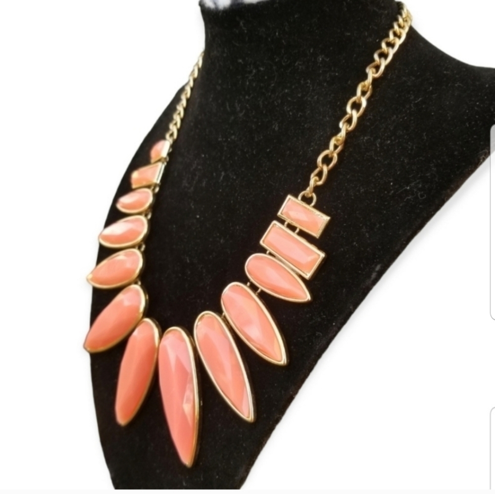 CHARMING CHARLIE GOLDTONED & PEACH CABACHON SPEAR TIPPED STATEMENT NECKLACE - Picture 2 of 4